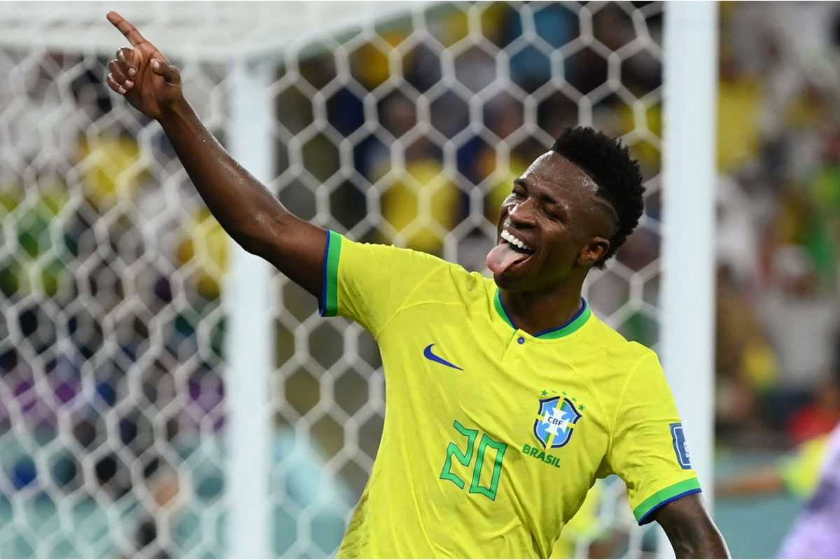 O brasileiro Vinicius Junior comemora após o companheiro de equipe Lucas Paquetá marcar seu quarto gol