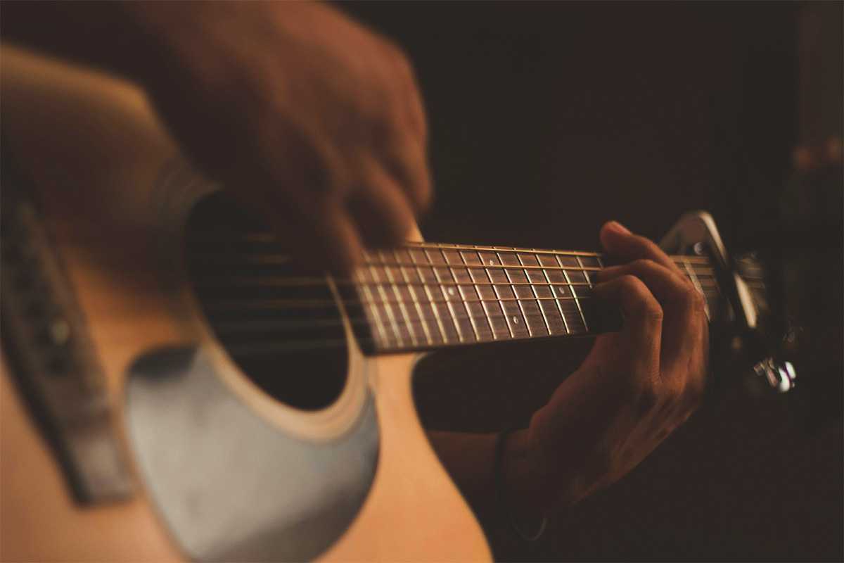 Tocando violão | Foto: Jefferson Santos